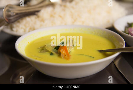 grünes Curry mit Reis. Stockfoto