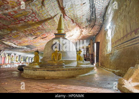 Dambulla Höhle mit Buddha-Statuen auf Sri lanka Stockfoto