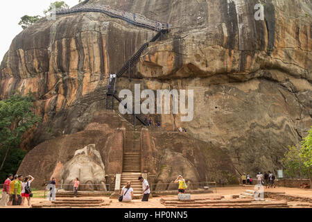 SIGIRIYA, SRI LANKA - 28. November 2013: Touristen herumstehen Eingang zum Sigiriya-Felsen auf Sri Lanka am 28. November 2013 Stockfoto