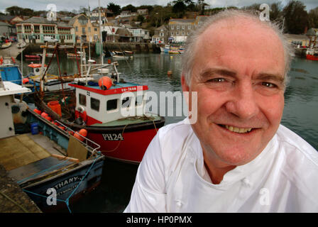 Koch und Restaurantbesitzer Rick Stein in Padstow Harbour, Cornwall, Großbritannien Stockfoto