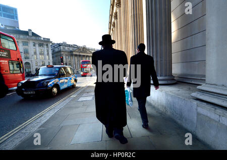 London, England, Vereinigtes Königreich. Zwei jüdische Männer zu Fuß vorbei an der Bank of England Stockfoto