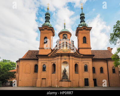 Außenansicht der Kirche St. Laurence in Prag, Tschechische Republik Stockfoto