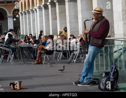 Ein Künstler Busker jazz Saxophon auf Massena Square, Nizza Stockfoto