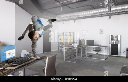 Fröhliche Jungunternehmer tanzen in seinem Büro. Mixed-media Stockfoto