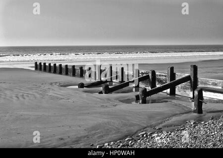 Barmouth Strand Wales, Sandstrand in mono, Wellen an einem walisischen sandigen Strand bei Barmouth Wales Stockfoto