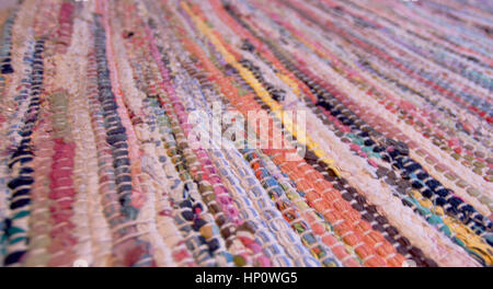 Bunte handgemachte geflickte Wolldecke auf dem Boden, Unscharf im Hintergrund. Moderne und traditionelle und beliebte rund um die Welt Haus Einrichtung los. Textur. Stockfoto