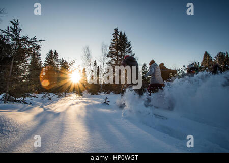 Schneeschuh Rennen während des Sonnenuntergangs Stockfoto