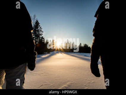 Schneeschuh Rennen während des Sonnenuntergangs Stockfoto