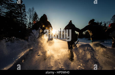 Schneeschuh Rennen während des Sonnenuntergangs Stockfoto