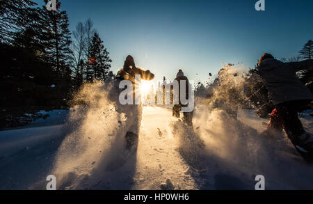 Schneeschuh Rennen während des Sonnenuntergangs Stockfoto