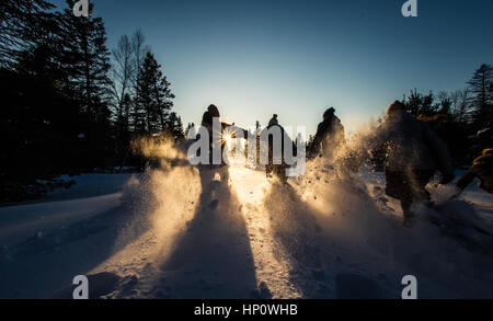 Schneeschuh Rennen während des Sonnenuntergangs Stockfoto