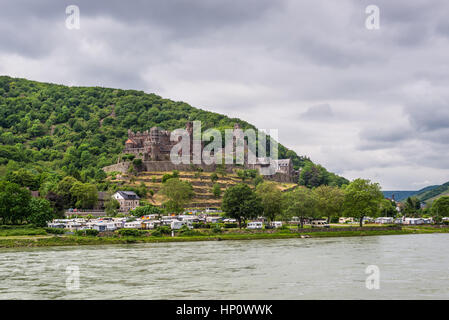 Trechtingshausen, Deutschland - 23. Mai 2016: Reichenstein Burg und Campingplatz Marienort bei bewölktem Wetter auf die Rheinschlucht in der Nähe von Trechtingshausen Rhein Stockfoto