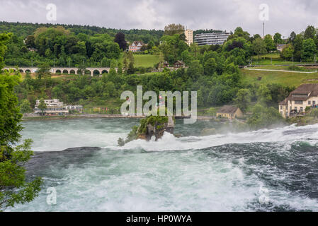 Der Rheinfall in Neuhausen bin Rheinfall, Schaffhausen, Schweiz. Der Rheinfall ist der grösste Wasserfall Europas. Stockfoto