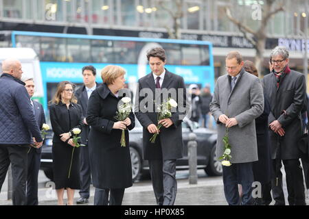 Berlin, Deutschland. 17. Februar 2017. Bundeskanzlerin Merkel und der kanadische Premierminister Justin Trudeau besuchen gemeinsam den Plakat Platz auf Breitscheid in Berlin und denke an die Opfer des Plakats am 19. Dezember 2016. Sie legen Blumen nieder. Bildnachweis: Simone Kuhlmey/Pacific Press/Alamy Live-Nachrichten Stockfoto