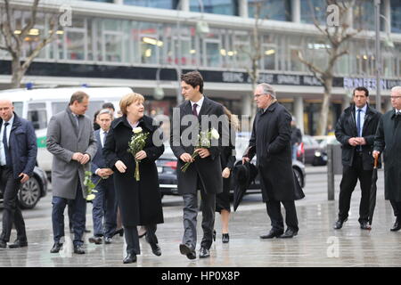 Berlin, Deutschland. 17. Februar 2017. Bundeskanzlerin Merkel und der kanadische Premierminister Justin Trudeau besuchen gemeinsam den Plakat Platz auf Breitscheid in Berlin und denke an die Opfer des Plakats am 19. Dezember 2016. Sie legen Blumen nieder. Bildnachweis: Simone Kuhlmey/Pacific Press/Alamy Live-Nachrichten Stockfoto