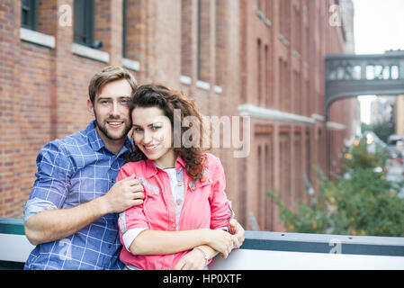Paar zusammen draußen, Porträt Stockfoto