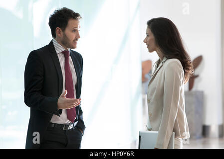 Geschäftspartnern im Büro sprechen Stockfoto