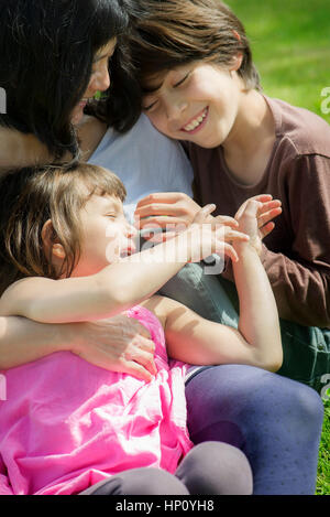 Mutter und zwei Kinder, die Zeit im Freien verbringen Stockfoto