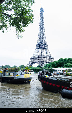 Eiffelturm angesehen vom Seineufer, Paris, Frankreich Stockfoto