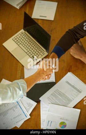 Geschäftspartnern Händeschütteln bei treffen Stockfoto