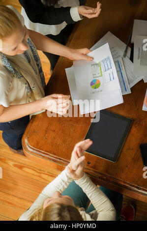 Kollegen, die Zusammenarbeit während der Sitzung Stockfoto