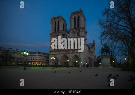Frankreich, Paris, Westfassade der Kathedrale Notre Dame in der Dämmerung Stockfoto