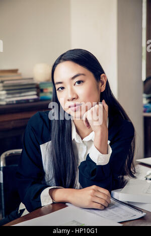 Frau sitzt am Schreibtisch im Büro, Porträt Stockfoto