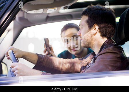 Paar auf Road-Trip mit Smartphone-app zu navigieren Stockfoto