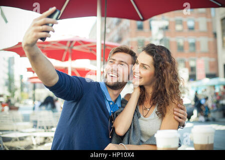 Paar posieren für ein Selbstporträt auf Terrasse Stockfoto