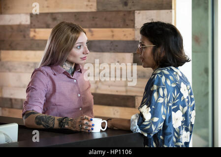Frauen im Chat während der Kaffeepause Stockfoto