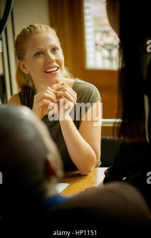 Frau im Chat mit Kollegen im Büro Stockfoto