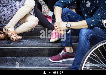 Freunden rumhängen, niedrige Abschnitt Stockfoto