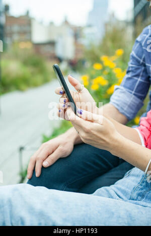 Paar mit Smartphone im Freien, beschnitten Stockfoto