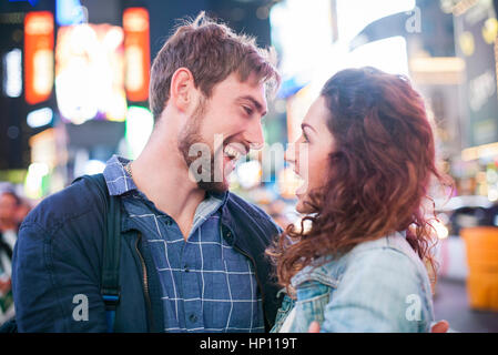 Junges Paar aus auf die Stadt, die gemeinsam Spaß haben Stockfoto