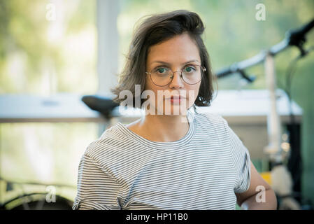 Frau mit ernsten Ausdruck, Porträt Stockfoto