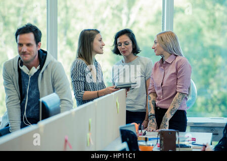 Frauen reden zusammen in casual Büro Stockfoto