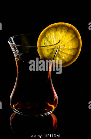 Tasse Tee schwarzer Hintergrund Stockfoto
