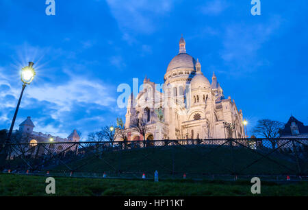 Die Sacre Coeur Basilika am Abend, Paris. Stockfoto