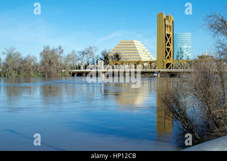 Sacramento, Kalifornien, Vereinigte Staaten von Amerika 12. Februar 2017. Der Wasserstand des Sacramento River erreicht fast die Tower Bridge und wurde teilweise überflutet, th Stockfoto