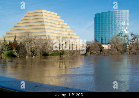 Sacramento, Kalifornien, Vereinigte Staaten von Amerika 12. Februar 2017. Der Wasserstand des Sacramento River erreicht fast die Tower Bridge und wurde teilweise überflutet, th Stockfoto