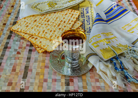 Draufsicht des Pessach-Festes Hintergrund. Wein und Matzoh jüdischer Feiertag-Brot Stockfoto