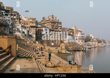 02.03.2017. Varanasi, Indien. Die Ghats verlaufenden in den Ganges in Varanasi, eine der heiligsten Städte Indiens. Bildnachweis: Rob Pinney Stockfoto