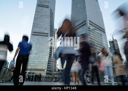 Shanghai Lujiazui Viertel der Besucher und Passanten auf der Fußgängerbrücke Stockfoto