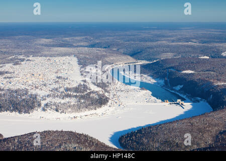 Wasserkraftwerk am Bergfluss im Winter, Top Aussicht Stockfoto