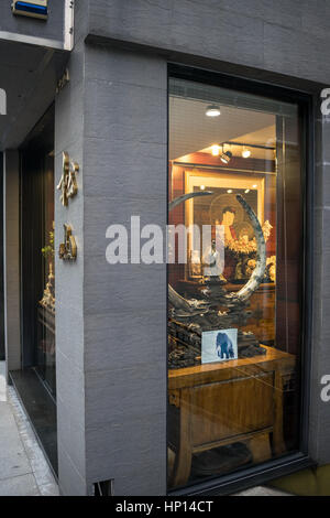 Elfenbein-Shop Verkauf von Elfenbein und anderen Antiquitäten in Hongkong geschnitzt Stockfoto