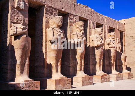 Alte Ägyptische Zivilisation Statue Alte Ruinen Monument Row. Karnak Tempel Hof Korridor Tal der Könige Luxor Ägypten Stockfoto