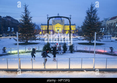 ZAGREB, Kroatien - 15. Januar 2017: Ein Blick auf Art Pavilion bei Sonnenuntergang mit Menschen Eislaufen in der Stadt Schlittschuhbahn auf König Tomislav-Platz in Zagr Stockfoto