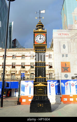 London, UK, wiederhergestellt 17.02.2017, "Little Ben" am Victoria im Rahmen der Entwicklung des Gebiets. Stockfoto