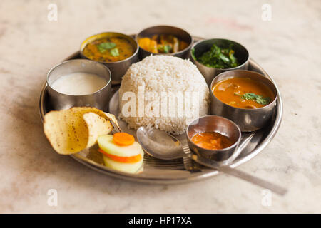 Vegetarische Nepali Thali (Dal Bhat) Satz, ein traditionelles Gericht mit Reis und Hülsenfrüchte in Nepal Stockfoto