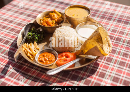 Vegetarische Nepali Thali (Dal Bhat) gesetzt, das traditionelle Abendessen Gericht aus Nepal Stockfoto